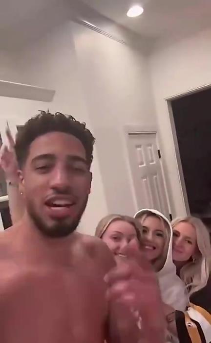 今日怒砍歷史級三雙！哈利此前光著膀子與三位金發美女同框