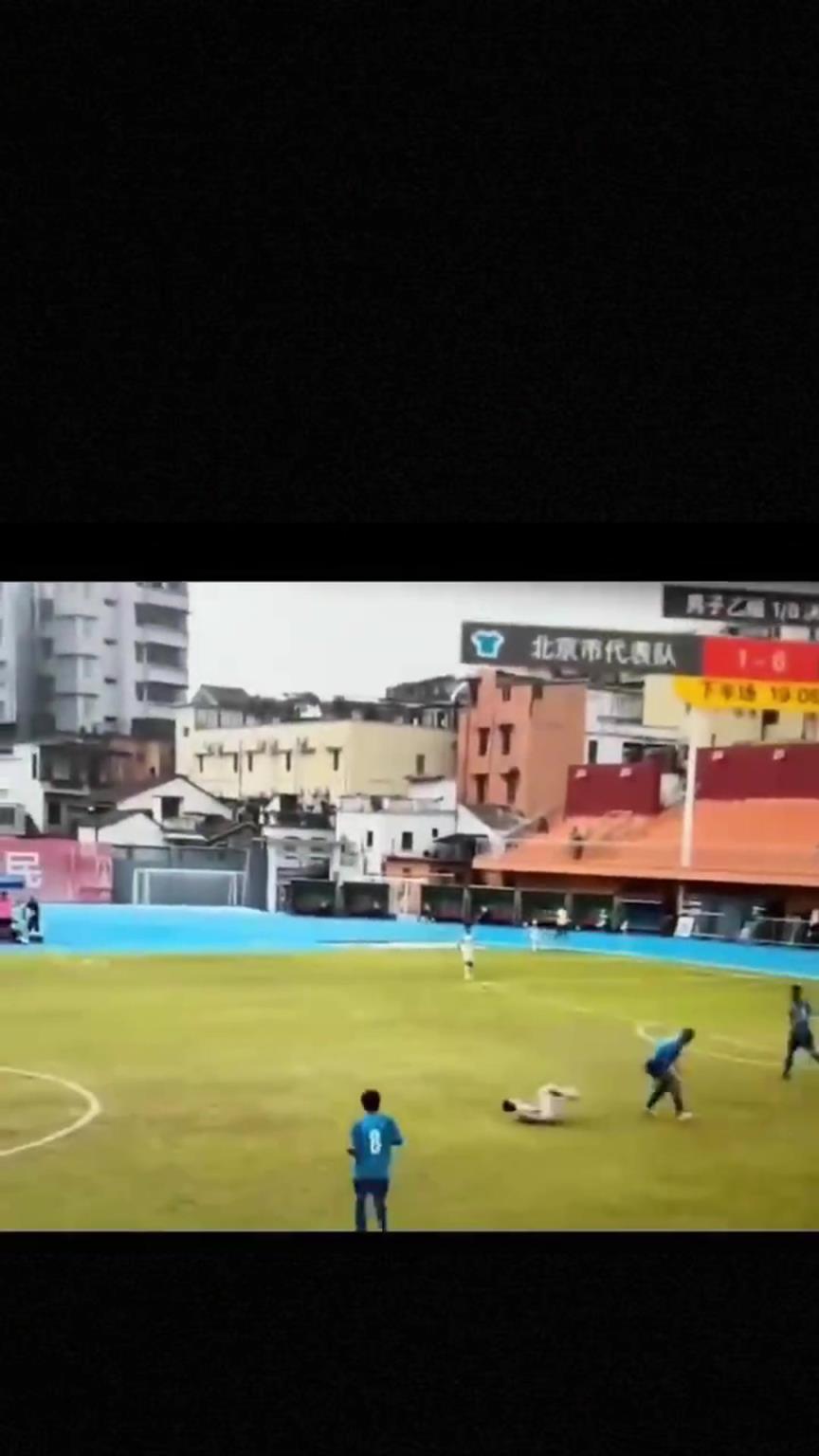 太可怕了！全運會驚現殺人足球，球員將對手直接踢骨折