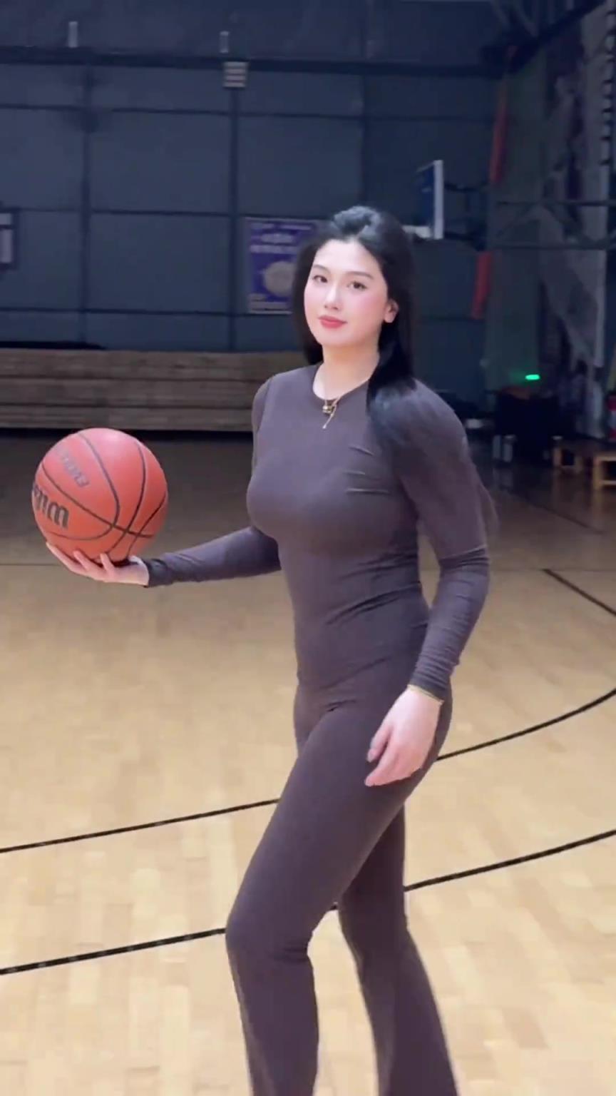 低配版卡戴珊！野球場(chǎng)肘姐這身材，懂的吧友都懂！