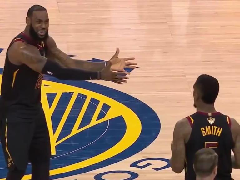 名場(chǎng)面！JR搶下關(guān)鍵籃板沒(méi)看表，老詹質(zhì)問(wèn)JR為何傳球