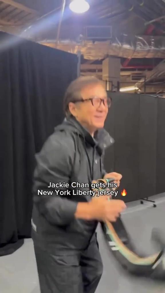 肌肉記憶！成龍這幾下空氣運球像是進了家具城