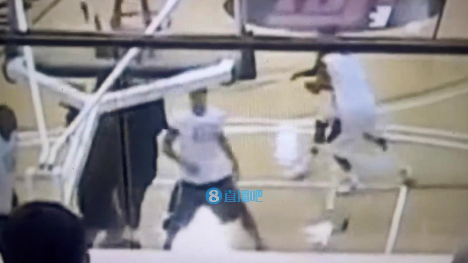 引熱議！美媒翻舊賬：當年詹姆斯被大學生隔扣，耐克沒收了錄像帶