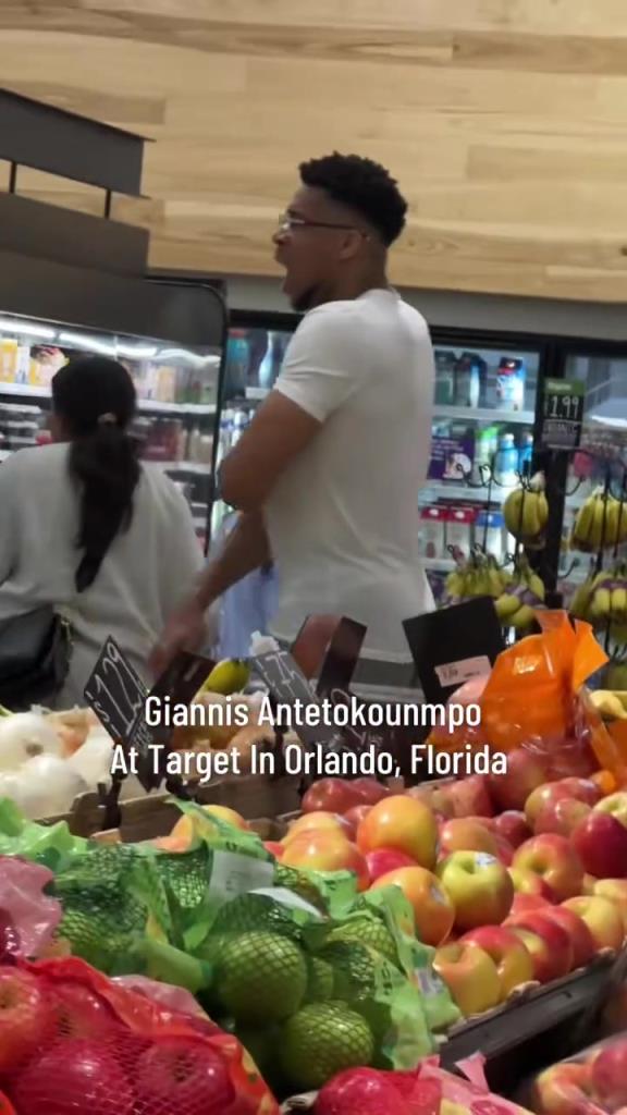 好男人啊！字母哥在奧蘭多度假 陪妻子一起逛超市