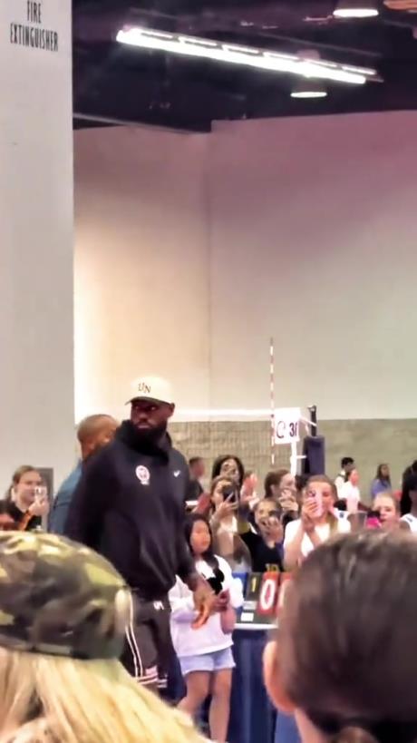 什么是巨星啊！詹姆斯現(xiàn)身排球場被小球迷包圍 這就是行走的流量